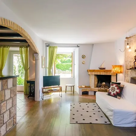 Little - Studio With Terrace Daire